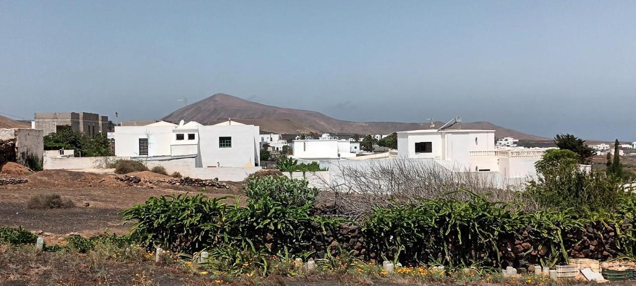 Apartamentos Falcon Tinajo Exterior photo