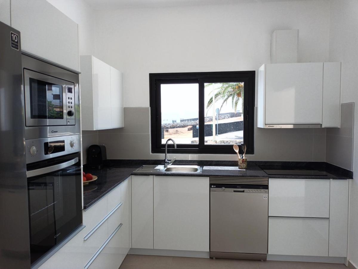 Apartamentos Falcon Tinajo Exterior photo